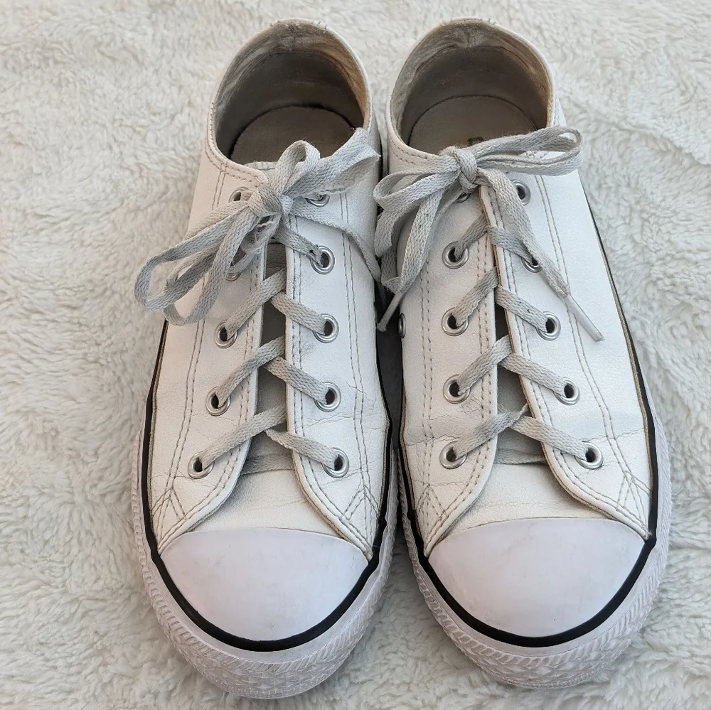 Great Condition: Converse Chuck Taylor All Star Leather Kids 3